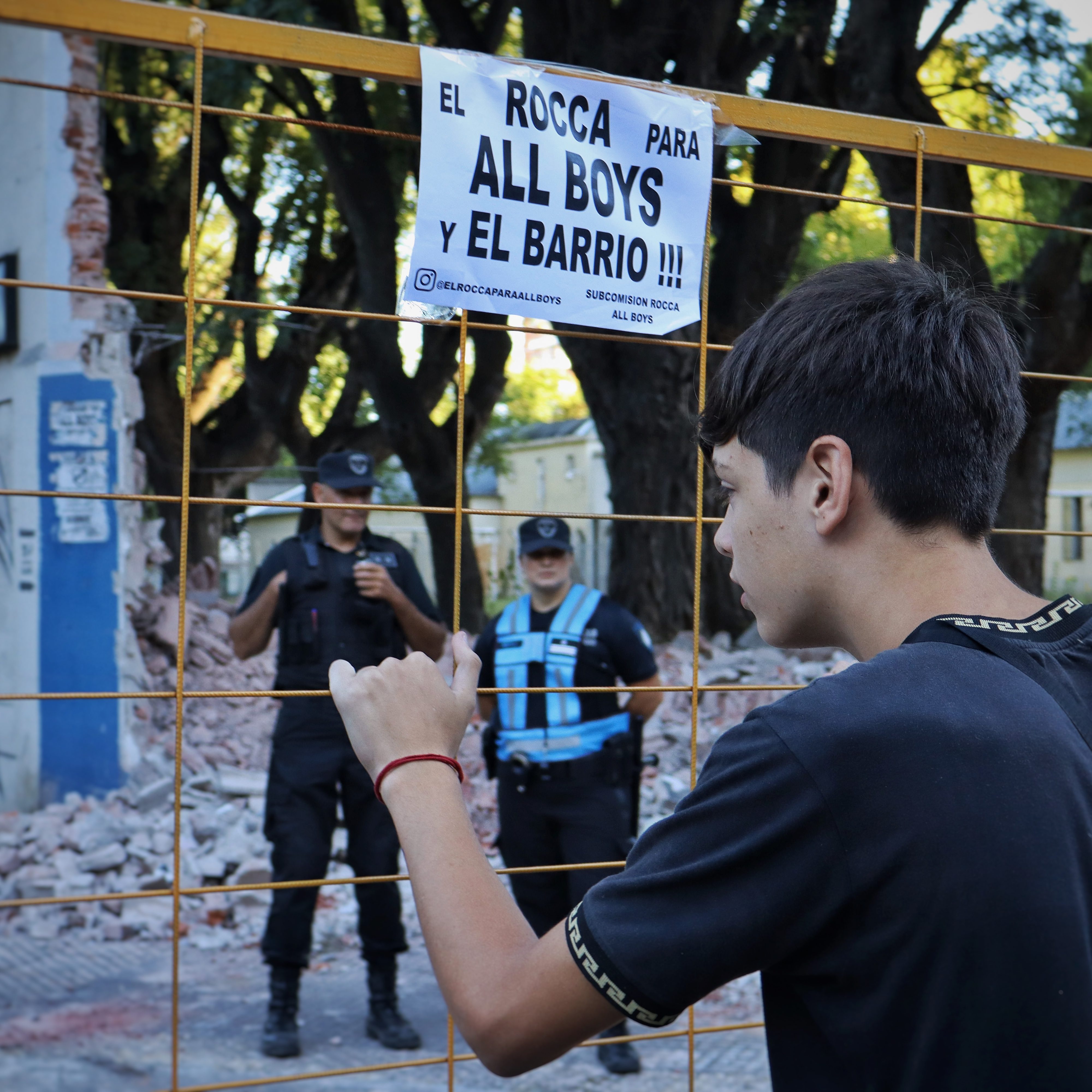 Grúas del Gobierno de la Ciudad derribaron parte de los muros del terreno