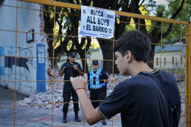 Grúas del Gobierno de la Ciudad derribaron parte de los muros del terreno